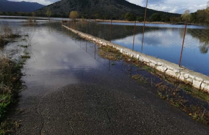 Rijeka Matica potopila put u selu Lužnica, blokirano 15 kuća