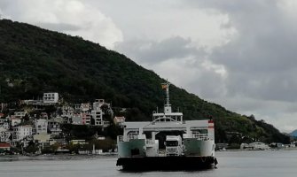 Mrlja u zalivu nakon izlivanja goriva