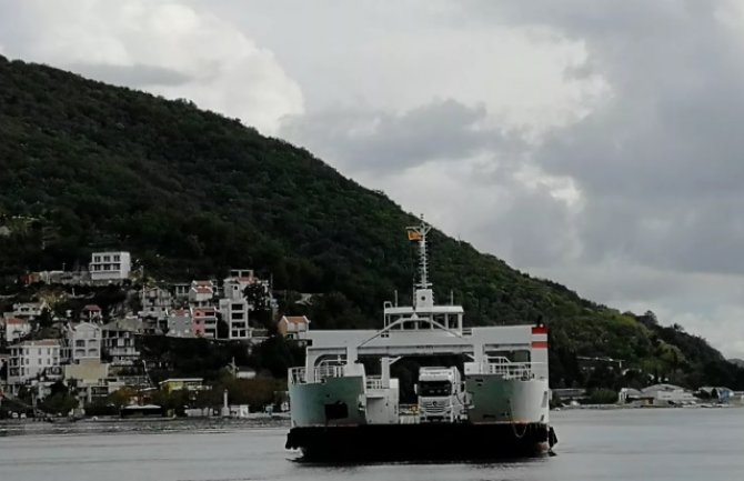 Mrlja u zalivu nakon izlivanja goriva