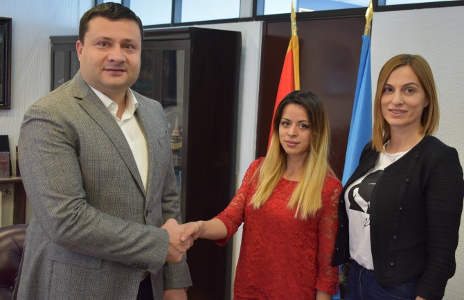 Dženada Rizvanović prva Romkinja zaposlena u Opštini Bijelo Polje