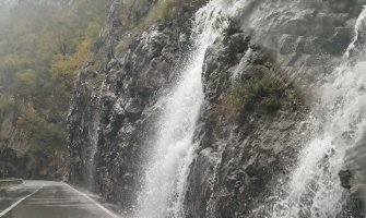 Oprez zbog klizavih kolovoza, za 24 h 20 saobraćajnih nezgoda