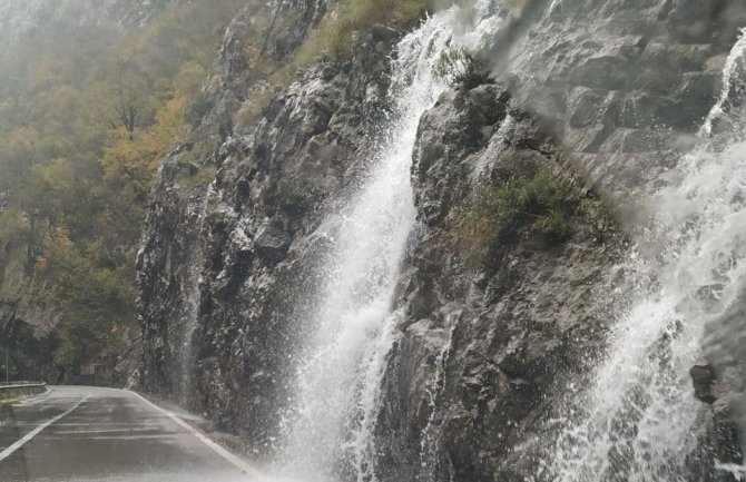 Oprez zbog klizavih kolovoza, za 24 h 20 saobraćajnih nezgoda