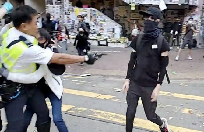 Hongkong: Policajac upucao demonstranta (VIDEO)
