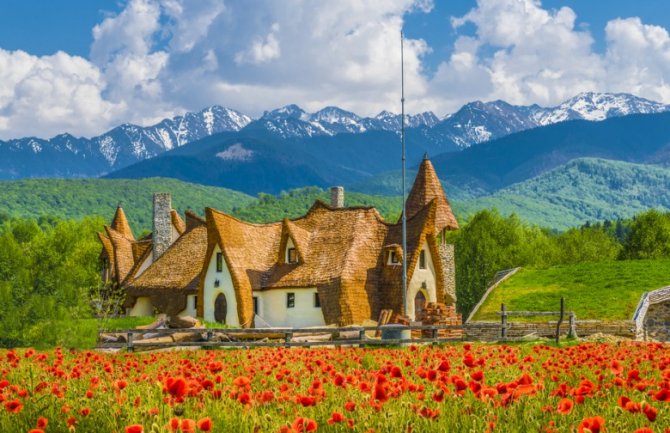 Glineni dvorac u Dolini vila: Bajkovita građevina od gline, slame, pijeska i kamenja