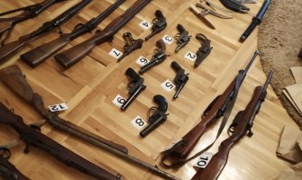 Pretresi u PG: Oduzeto 37 komada vatrenog oružja i drugi predmeti, uhapšene dvije osobe(FOTO)