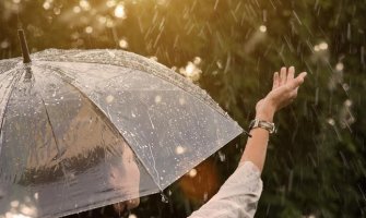 Oblačno,  mjestimično kiša