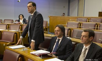  Sud da periodično preispituje odluke o oduzimanju poslovne sposobnosti