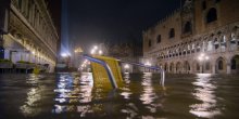 Poplavljena Venecija, pogledajte snimak plivanja na Trgu Svetog Marka (VIDEO/FOTO)