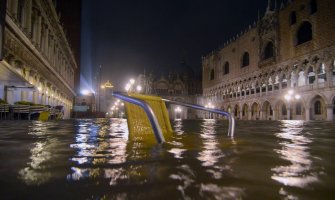 Poplavljena Venecija, pogledajte snimak plivanja na Trgu Svetog Marka (VIDEO/FOTO)