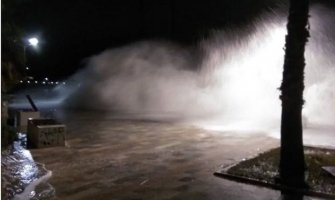 Herceg Novi: Obilna kiša i jaki udari vjetra, poplavljeni objekti, oborena stabla