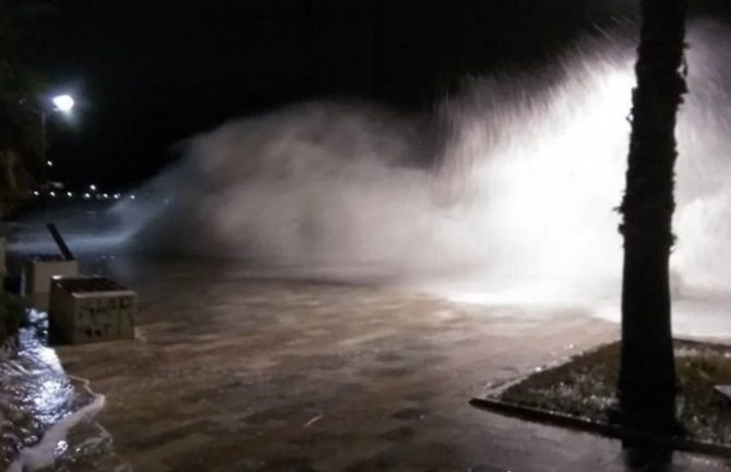 Herceg Novi: Obilna kiša i jaki udari vjetra, poplavljeni objekti, oborena stabla