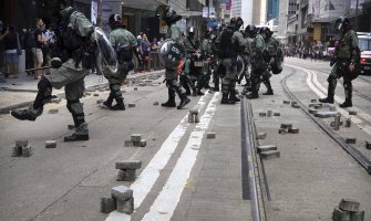  Demonstranti gađali policajce strijelama