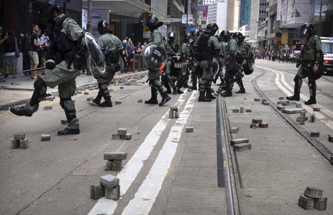  Demonstranti gađali policajce strijelama