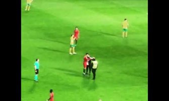 Navijač uletio na teren da se slika sa Ronaldom(VIDEO)