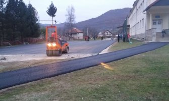 Kompanija Bemax donirala Loznoj asfalt za izgradnju školskog poligona i ulicu u dužini od 300 metara 