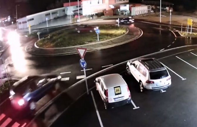 Nesvakidašnji potez vozača: Kroz kružni tok preko trave(VIDEO)