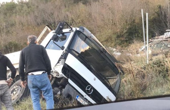 Kamion sletio s puta i završio u jarku 