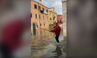 Htio selfijem da “ovekovječi”  poplavu u Veneciji pa potonuo (VIDEO)