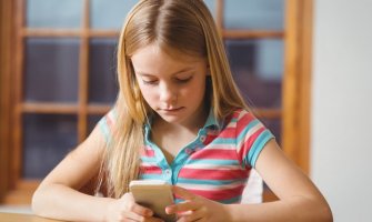 Pejaković: Prekomjerna upotreba telefona loše utiče na razvoj djeteta