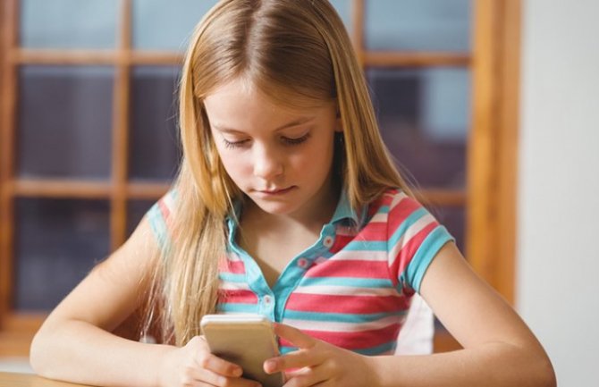 Pejaković: Prekomjerna upotreba telefona loše utiče na razvoj djeteta