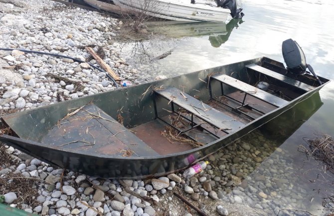 Bježeći od patrole krivolovci izbacivali iz svog plovila u jezero akumulator, sondu, ribe