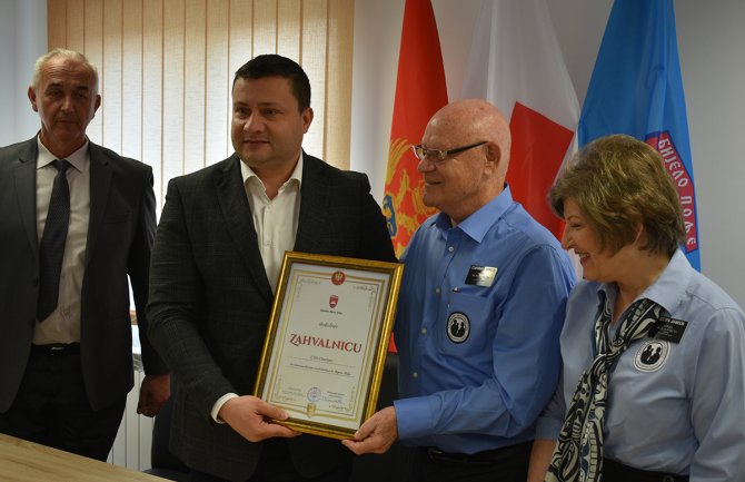 BP: Amerikanci donirali Crvenom krstu terensko vozilo, školama računarsku opremu