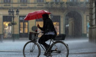 Oblačno, povremeno kiša, mjestimično pljuskovi i grmljavina