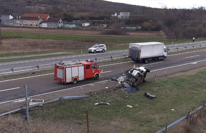 Stravičan udes kod Niša: Kamion udario u kombi, troje mrtvih, osmoro povrijeđenih