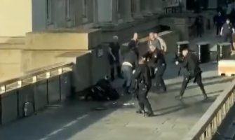 Junak sa Londonskog mosta: Rvao se sa naoružanim teroristom pa otišao u pab sa prijateljima (VIDEO)