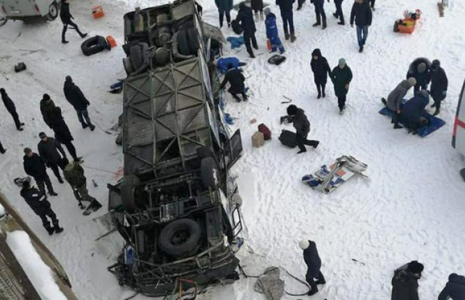 Autobus se survao s mosta u rijeku: 19 mrtvih, među njima i djeca  (FOTO) (VIDEO)