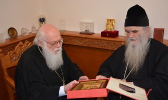 Amfilohije u Tirani uručio pomoć za pogođene u zemljotresu