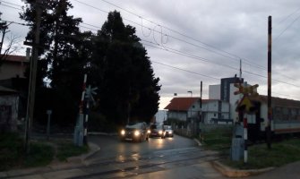 Bar: Muž i žena umalo stradali na pruzi