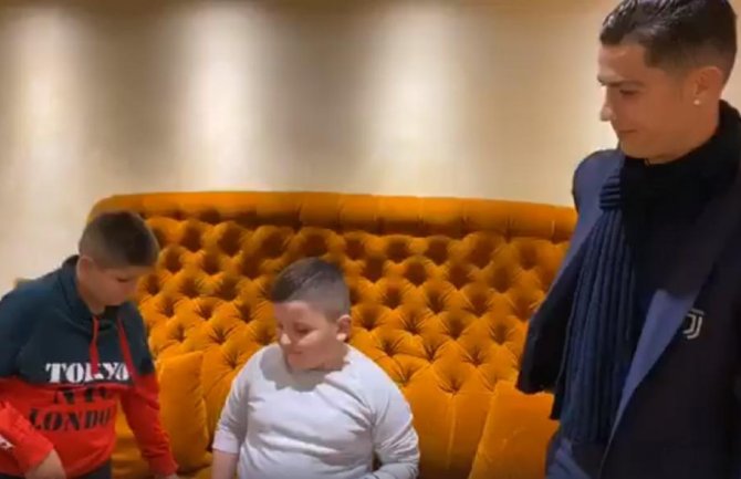 Ronaldo i Bufon obradovali albanske dječake koji su izgubili voljene u zemljotresu (VIDEO)