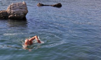 Još jedno decembarsko kupanje: Za Novljanina Vaska ljeto traje tokom cijele godine