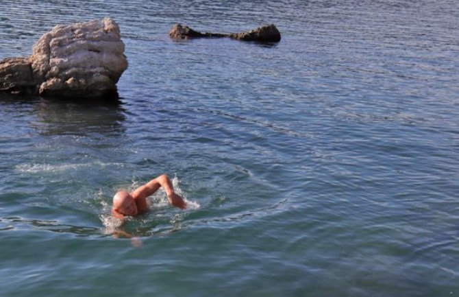 Još jedno decembarsko kupanje: Za Novljanina Vaska ljeto traje tokom cijele godine