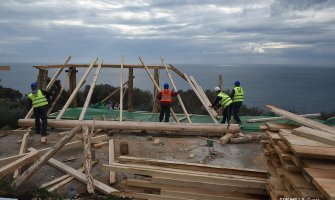 Ulcinj: Izvođač uhapšen, nelegalni objekat srušen (VIDEO)