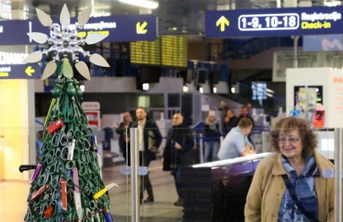 Originalna božićna jelka na aerodromu: Od zaplijenjenih noževa i makaza