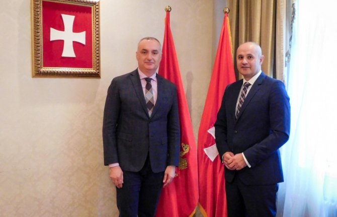 UCG poklonio 17 računara cetinjskim seoskim školama