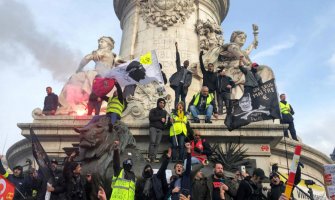 Sukobi u Parizu: Suzavci, Molotovljevi kokteli, nema struje (VIDEO)