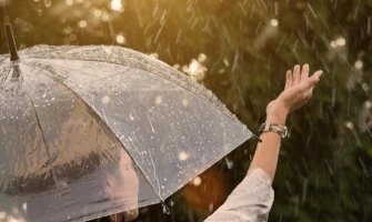 Oblačno, mjestimično kiša