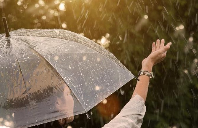 Oblačno, mjestimično kiša