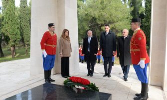 Delegacija Glavnog grada položila vijence na Spomenik Partizanu borcu na Gorici