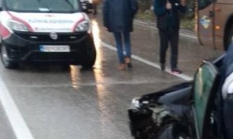 Bogetići: Sudar dva automobila i autobusa, jedno lice povrijeđeno