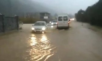 Saobraćaj u prekidu na putu Budva- Tivat -Kotor, izlila se voda u Radanovićima