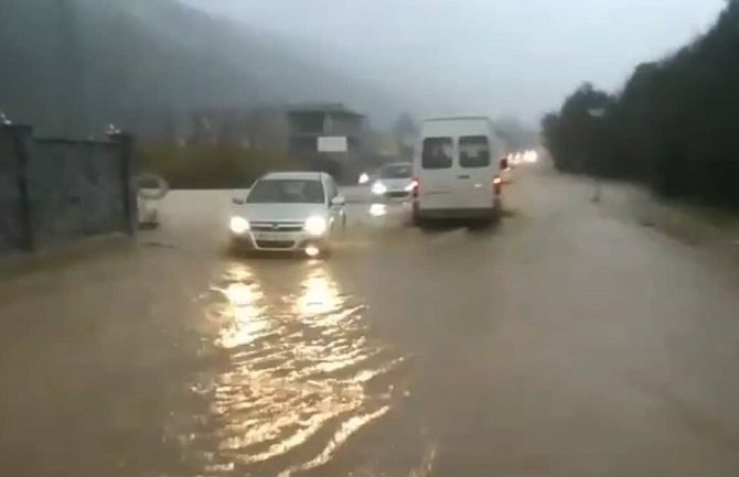 Saobraćaj u prekidu na putu Budva- Tivat -Kotor, izlila se voda u Radanovićima
