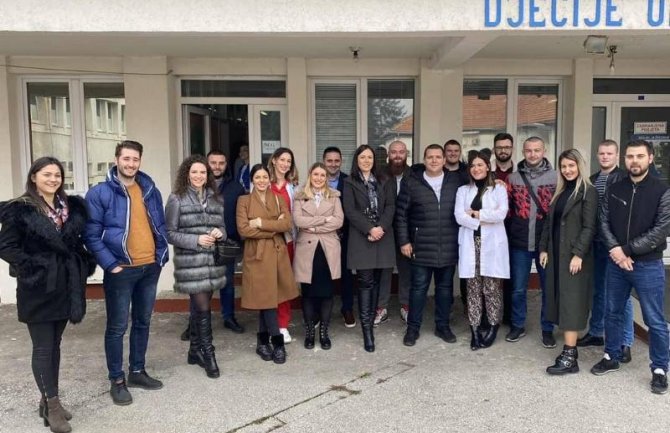 Mladi DPSa uručili poklone korisnicima Tise i mališanima na Dječjem odjeljenju