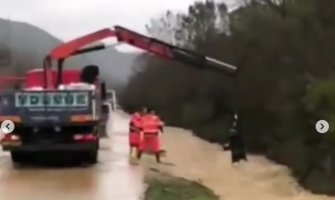 Kružni tok – Radovići Luštica: Izvučeno 7 automobila, kranom spasili muškarca(FOTO)