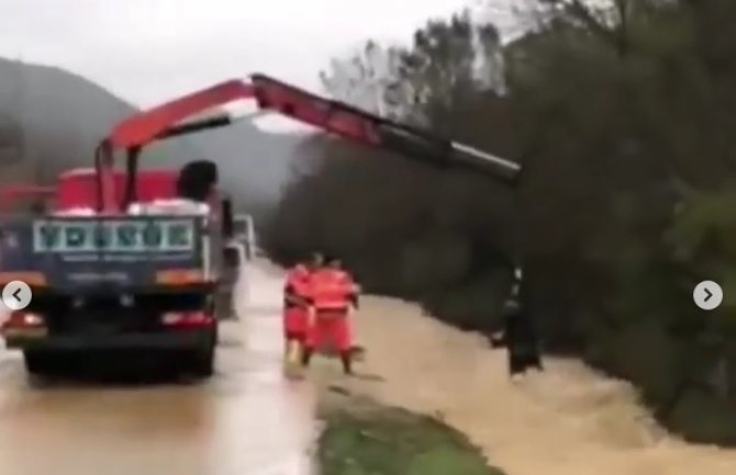 Kružni tok – Radovići Luštica: Izvučeno 7 automobila, kranom spasili muškarca(FOTO)
