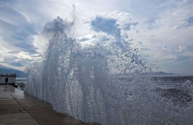 Na snazi crveni meteoalarm za centralne i južne djelove CG: Obilne padavine, jak vjetar