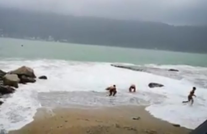 Mladići se danas kupali u Herceg Novom